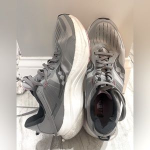 Saucony Tempus women’s form fit shoes